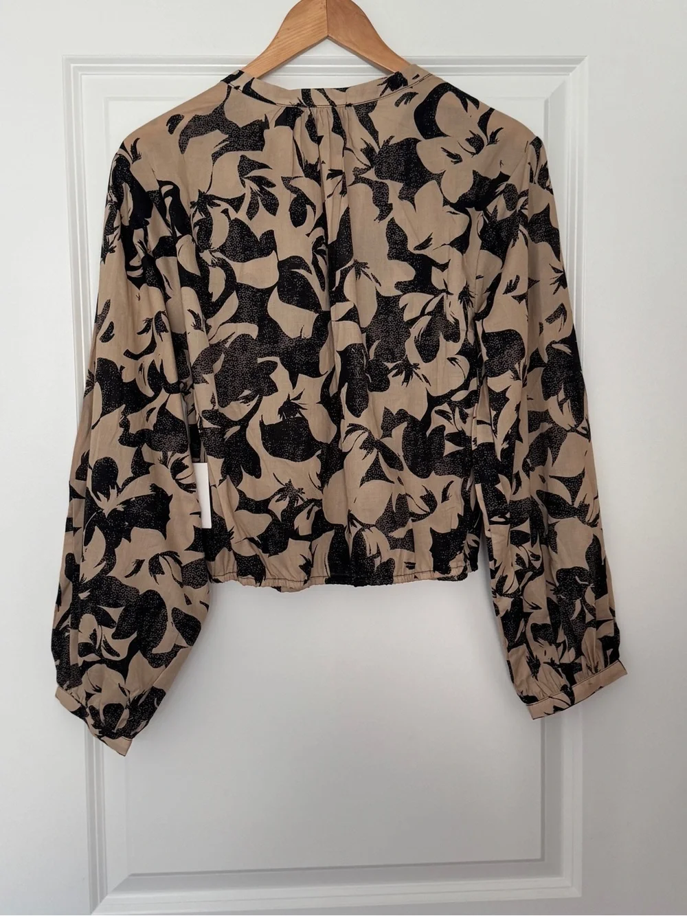 Ellen Tracy Balloon Sleeve Cropped Top